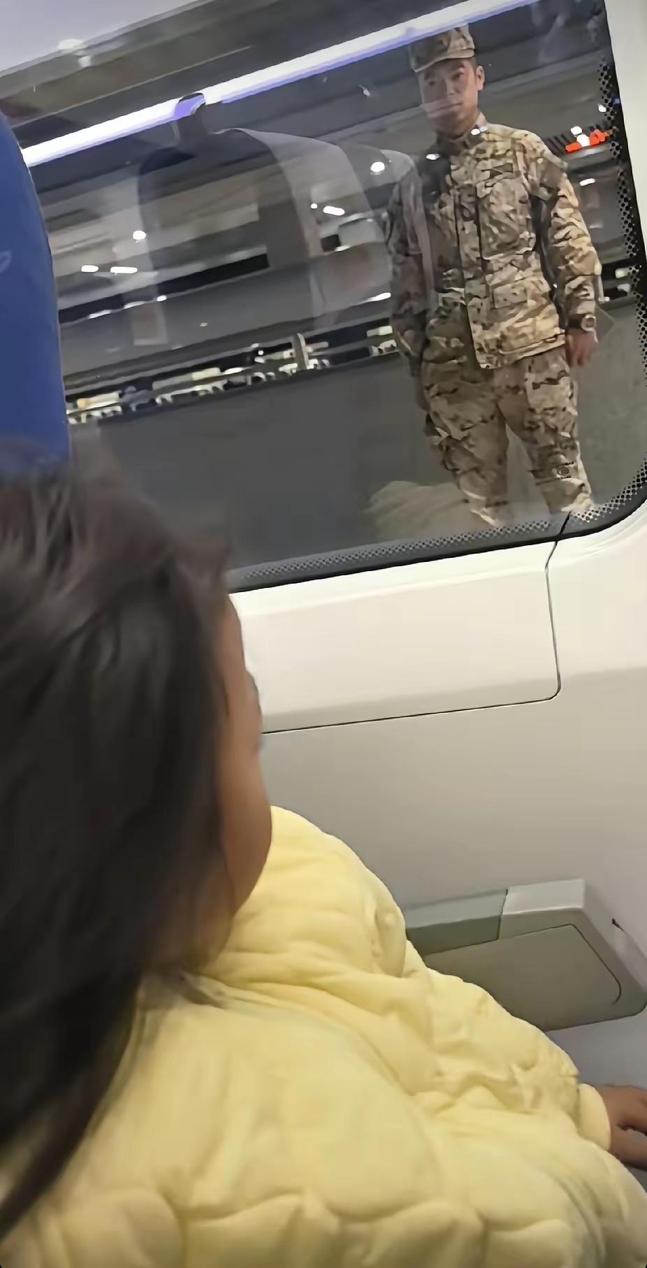 在那个军绿色的站台上，小女孩和穿军装的爸爸隔着车窗望着对方，那一眼，看得好多人心