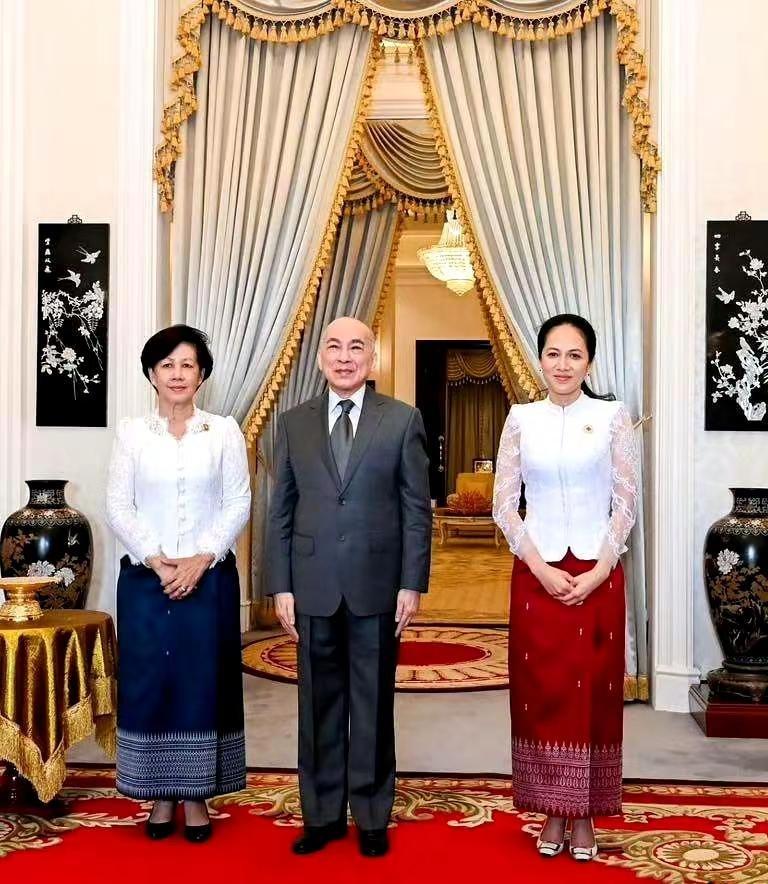 西哈莫尼国王和阿伦拉斯美公主接见洪玛奈首相夫人碧占莫妮。