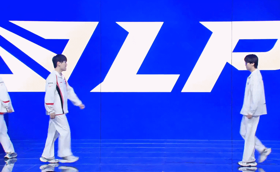 Meiko跟杰克碰拳还笑了，真是好久不见吧Meiko与JackeyLove碰拳t