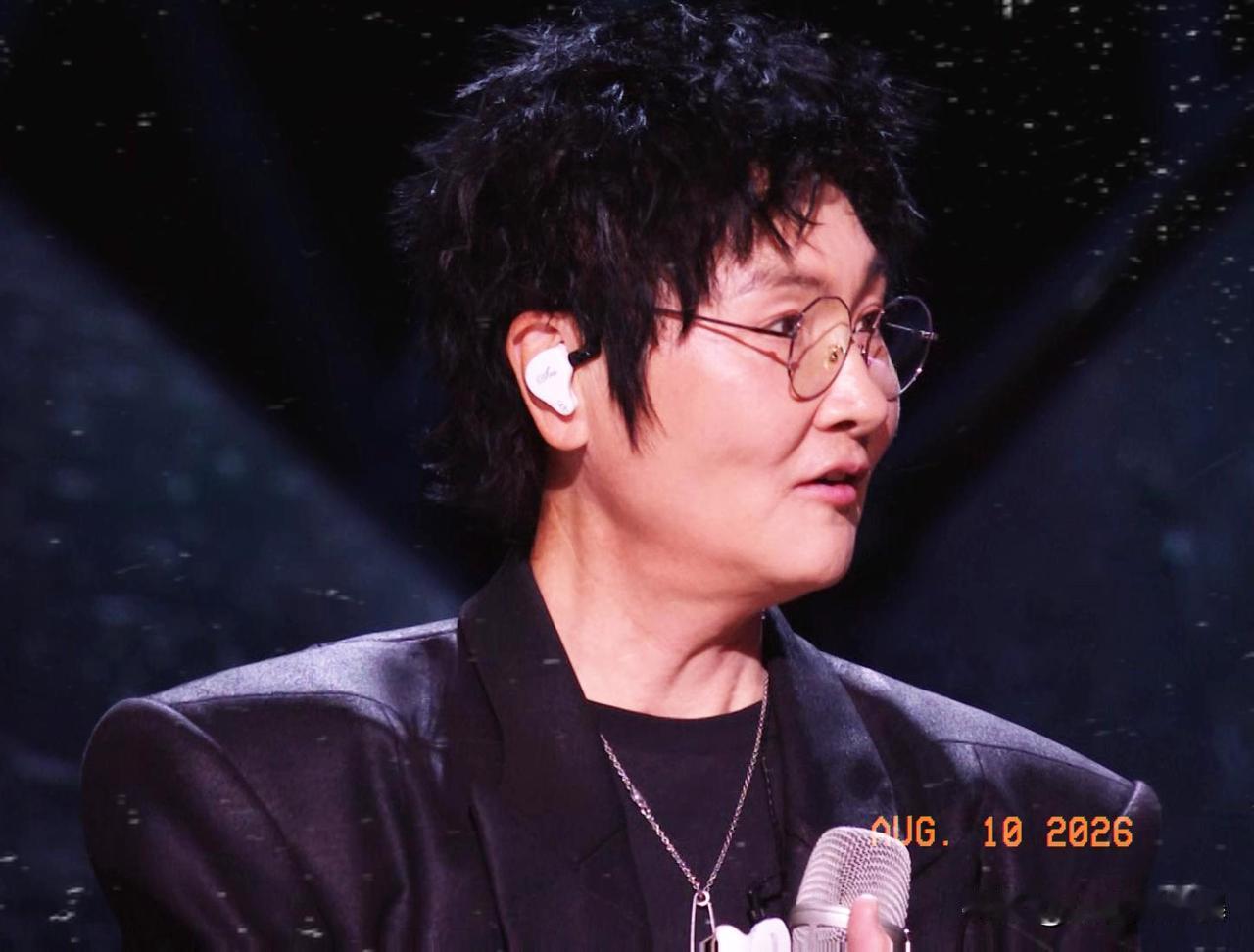 这回披哥的初舞台，
真是让人出乎意料，
大概率孙楠和阿云嘎这会儿还在懵圈呢，这两
