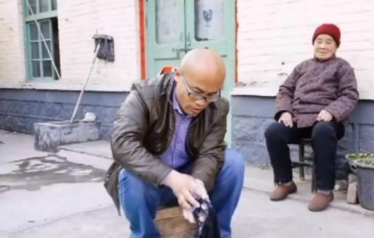 1995年，山东高三男孩租不起房，每天走30公里上学。一女子说：“来我家住，不收