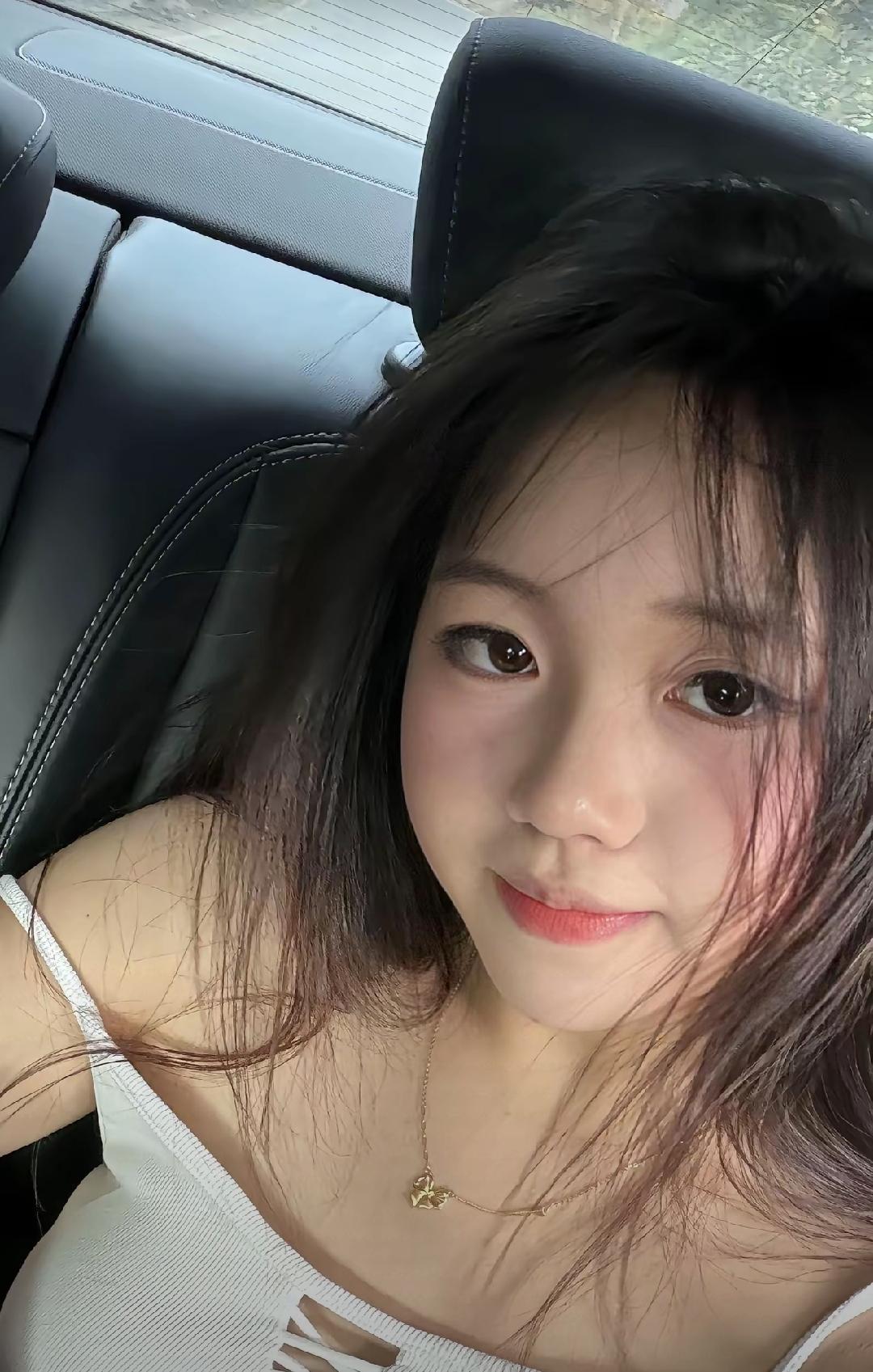 大家好，这是我妹妹，大家看看她漂亮吗？
坐在车里随手拍下的照片，没有刻意打扮，长