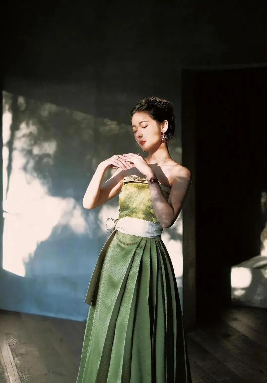 徐娇、林允、张雨绮、黄圣依，四位星女郎穿新中式礼服，各展风采……

你最喜欢谁的