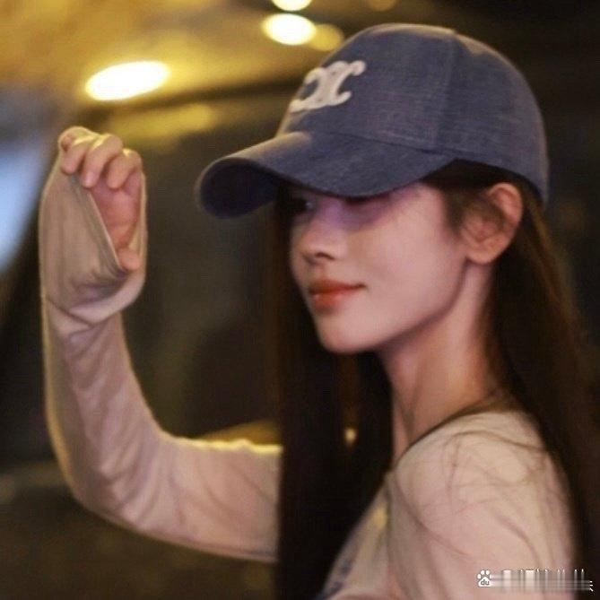 鞠婧祎私服，真的是很瘦的小女孩 