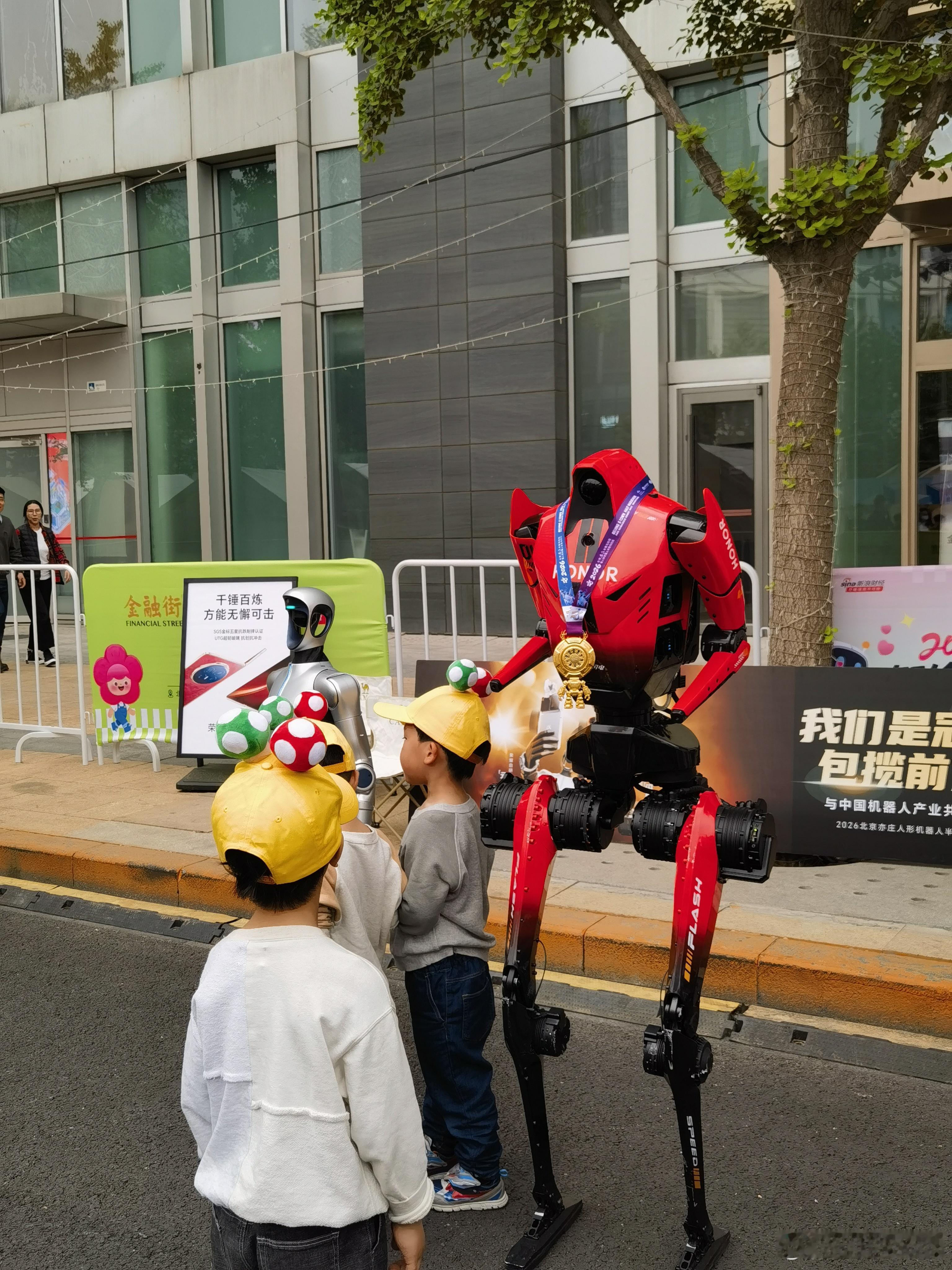 现在越看荣耀的闪电越喜欢，在北京马拉松上勇夺半马第一，真是夯爆了！荣耀机器人成2
