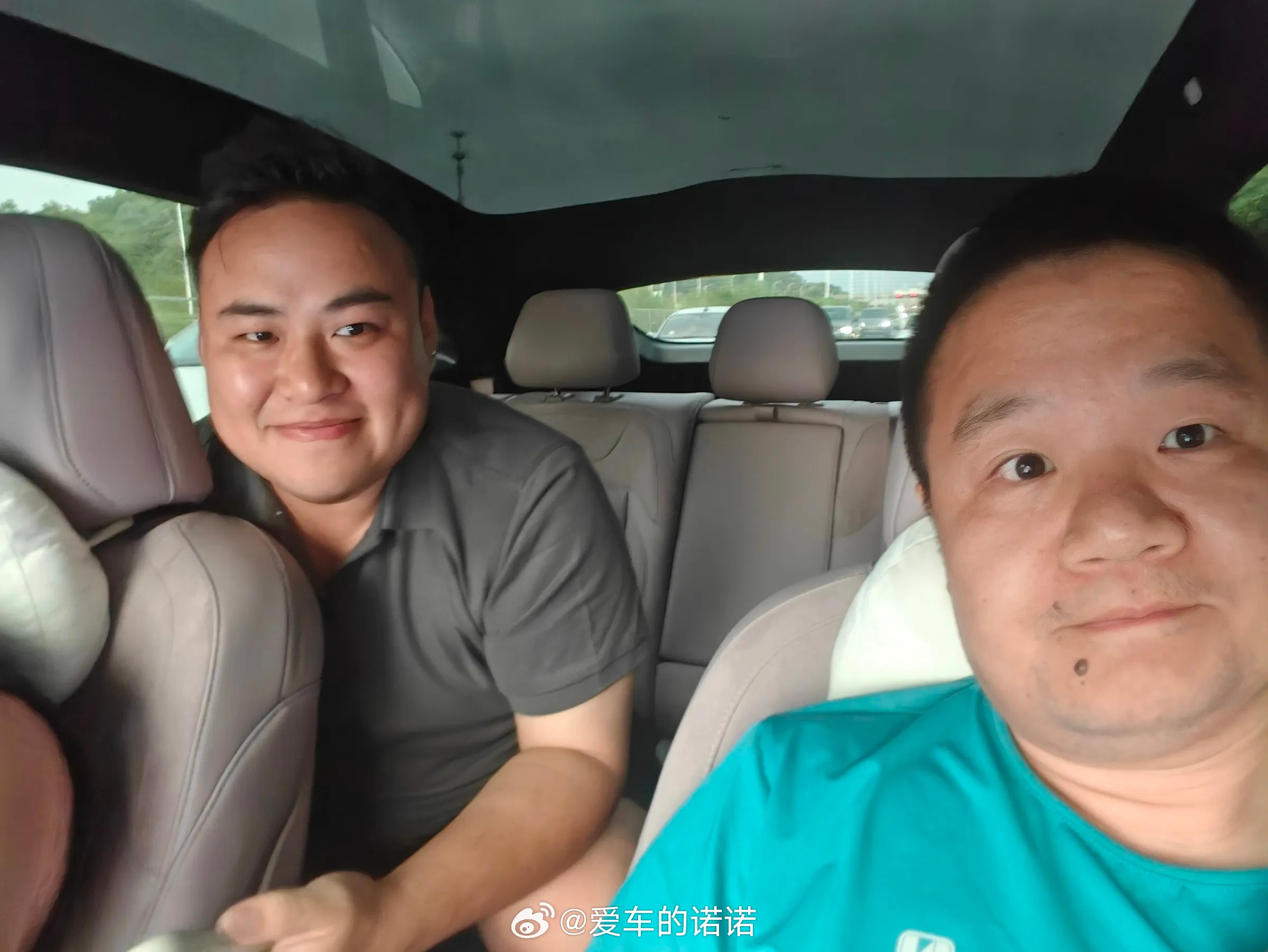 后排的王子豪是广州站的销售，来公司很多年了，也一直单身。我让他赶紧找个媳妇儿。他