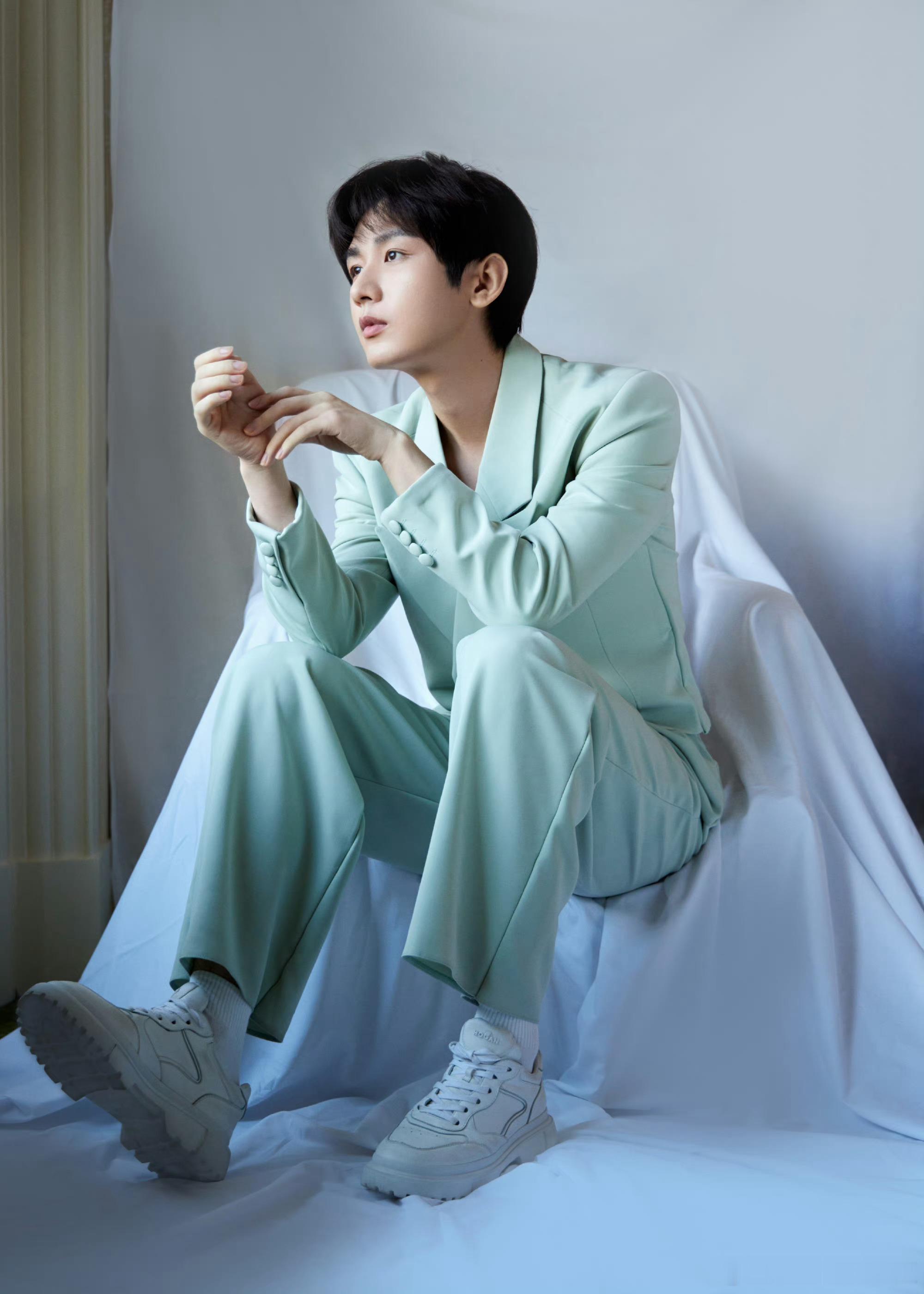 cy成毅，你是远方的风景，我是游走的旅人，我翻山越岭长途跋涉，只为看你一眼。成毅