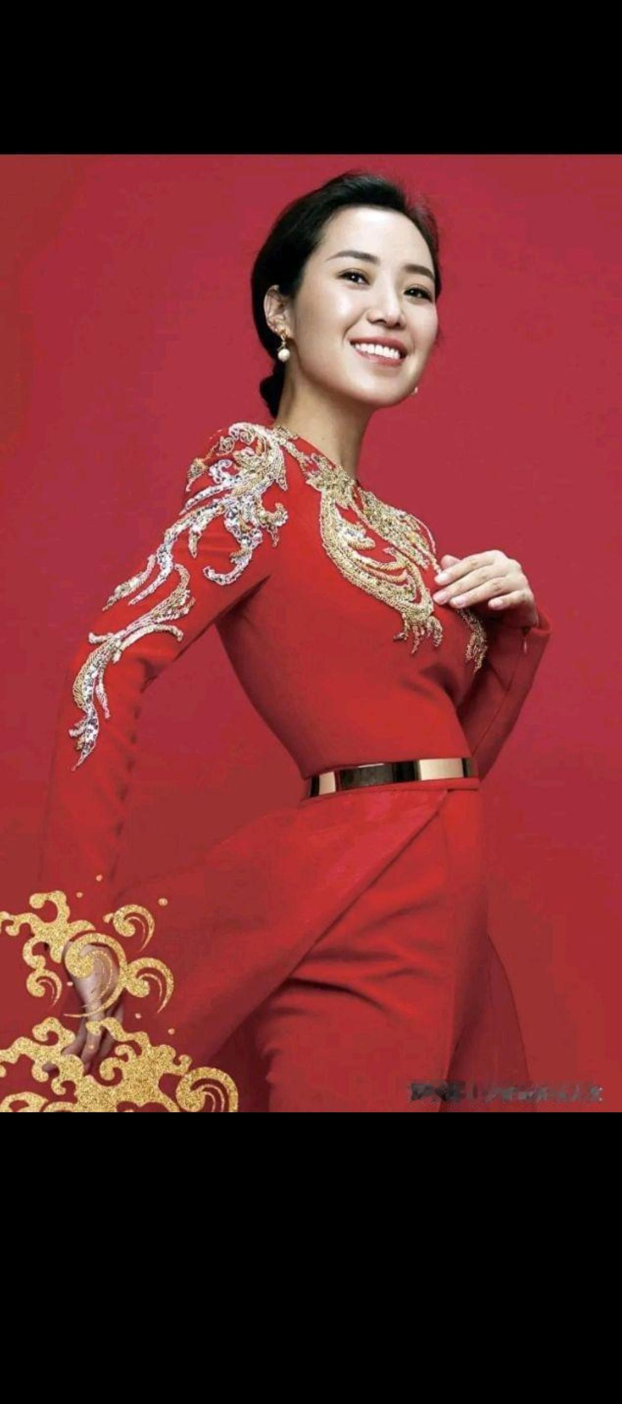 为什么那么多人喜欢云朵?
因为云朵唱歌还是有实力的。
她演唱的“我的楼兰”、“西