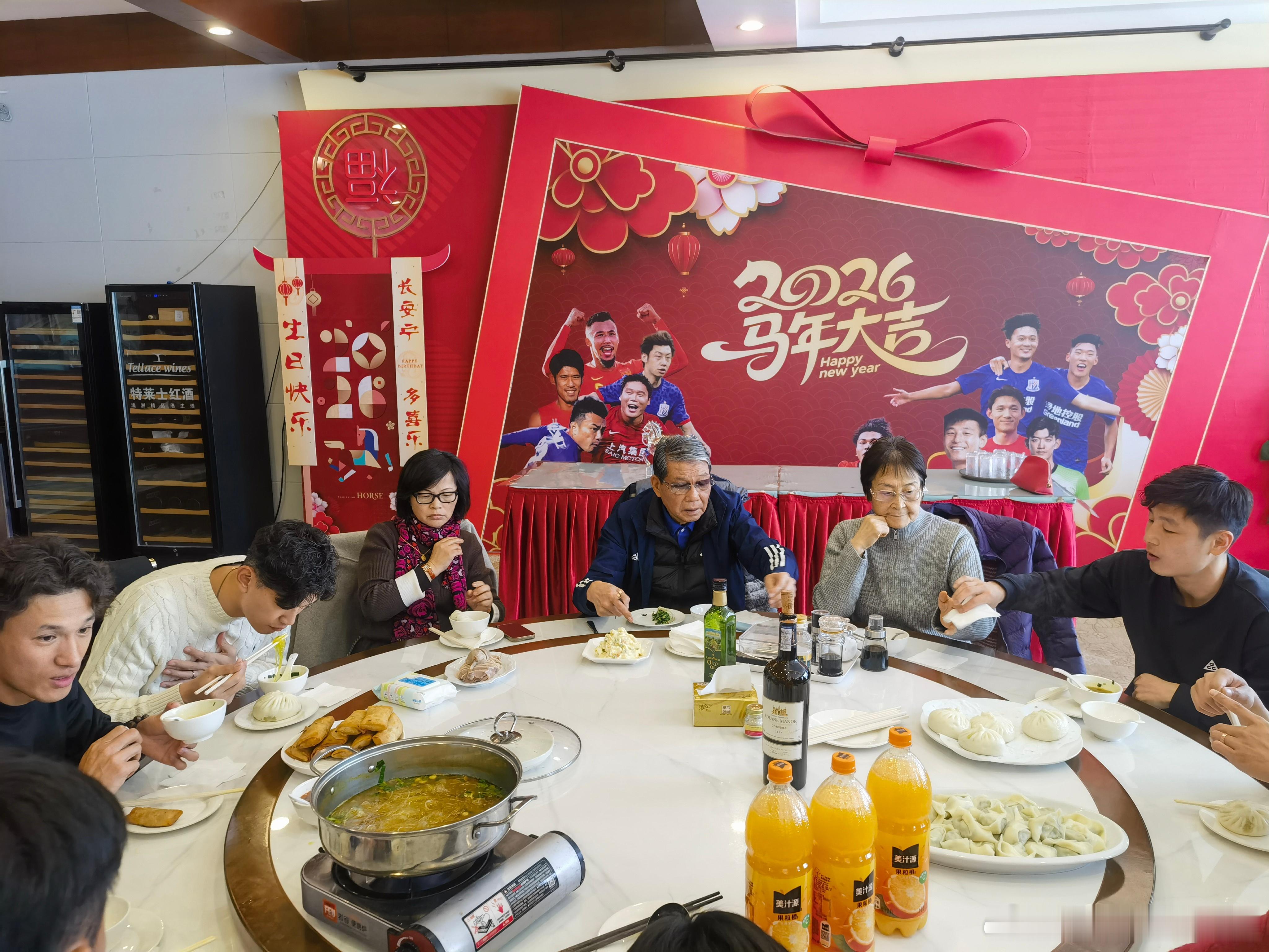 老规矩，崇明根宝馄饨，文武峥嵘再出江湖。根宝足球基地上海海港亚冠精英联赛中超联赛