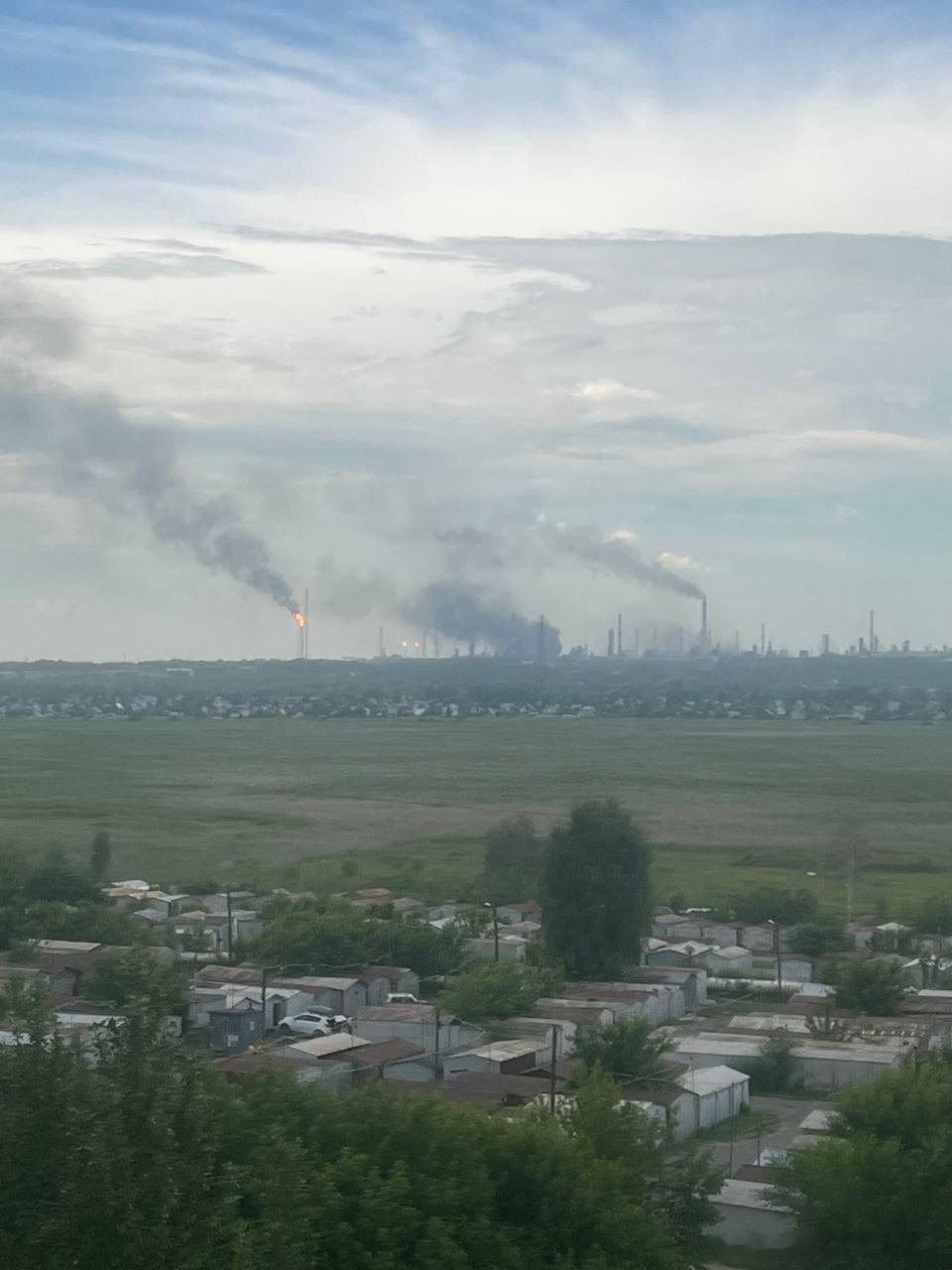 俄罗斯鄂木斯克炼油厂起火了，这是鄂木斯克居民拍下的画面，并大叫炼油厂爆炸了，现在