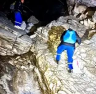 北京一男子深夜被困野山，怕野猪攻击上树六七个小时

看着手机屏幕里微弱的光亮，听