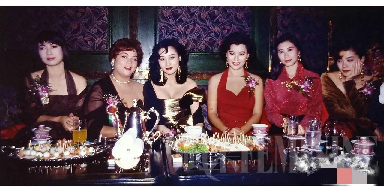 照片拍摄的时间是1990年，还叫王靖雯的王菲在香港刚刚出道一年，当时她受邀到吉隆