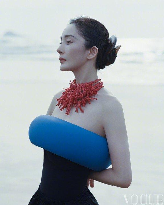 杨幂 你看又一个拍婚纱的杨幂这身婚纱造型真的美到心坎里了，气质清冷又不失温柔，镜