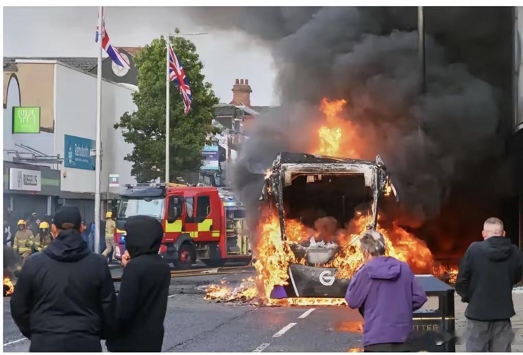 英国又乱了。
北爱尔兰贝尔法斯特，几百名蒙面暴徒上街，整车公交被点成火炬，商铺被