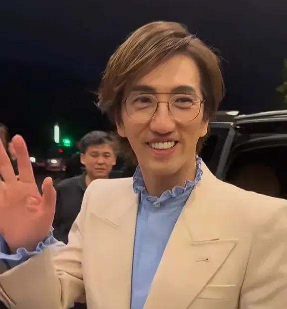 《歌手2025》，
现在最重要的不是请国际大咖，也不是每天让观众投票选歌，选人淘