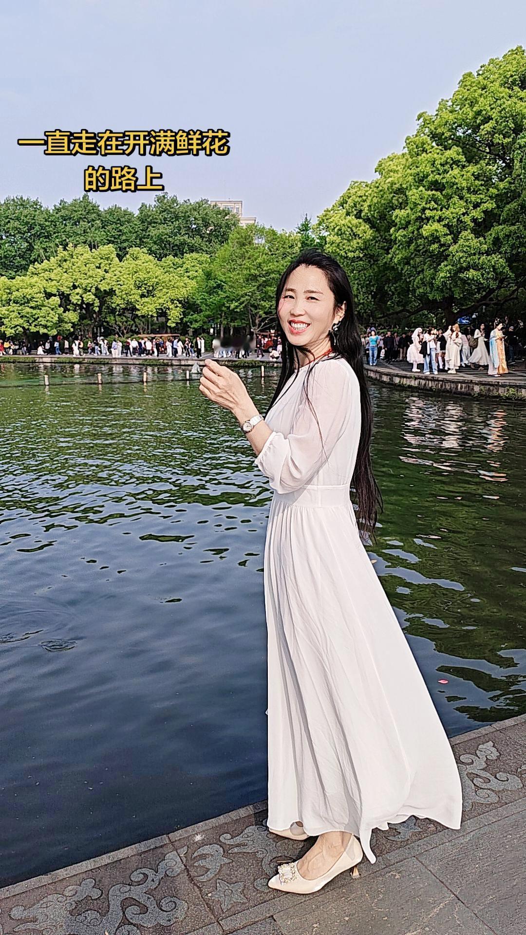 不可否认的是，生活磨掉了我们一部分的勇气和温柔，但我们还很年轻，失去的还会长出来