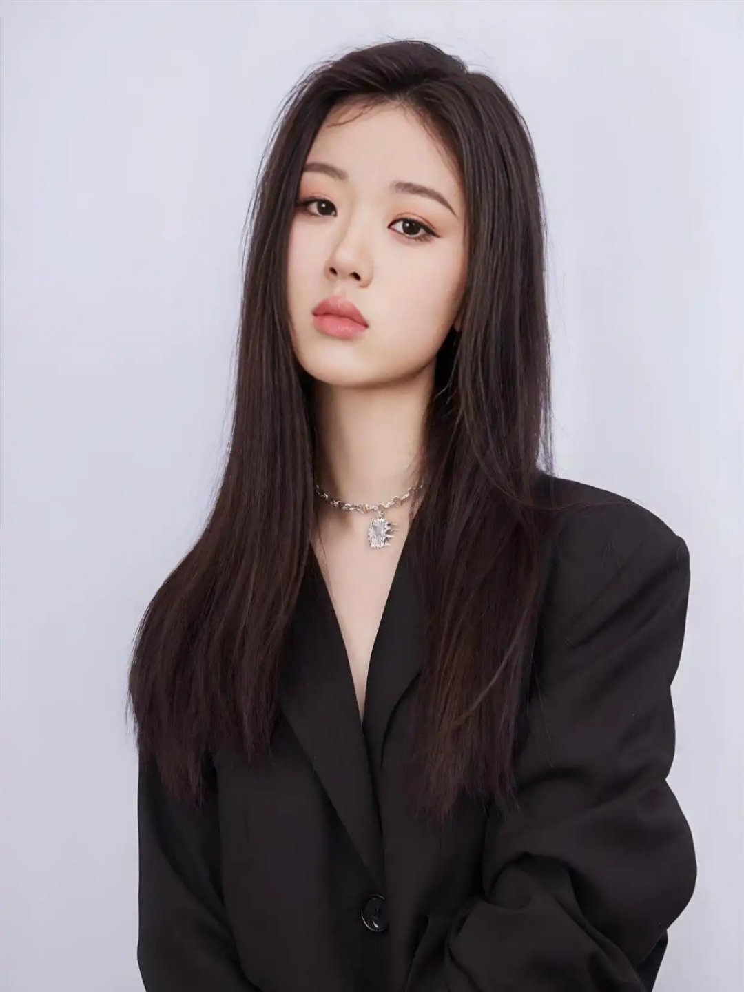 单依纯演唱会退票 单依纯在深圳演唱会未经授权翻唱李荣浩歌曲《李白》，被公开指控侵