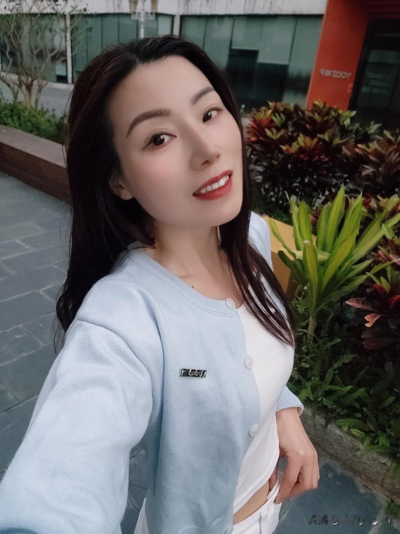 把每一天都当作最后一天来过，你会发现生活处处是美好。早安吖[太阳]新的一天