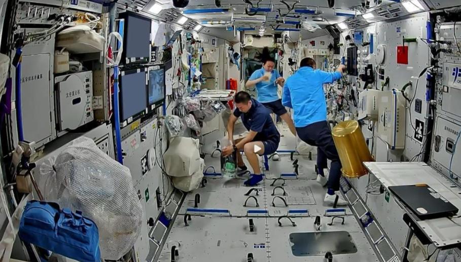 太空真空环境里一丝空气都没有，可航天员在天宫连续驻留半年，舱内氧气从没断过，不少