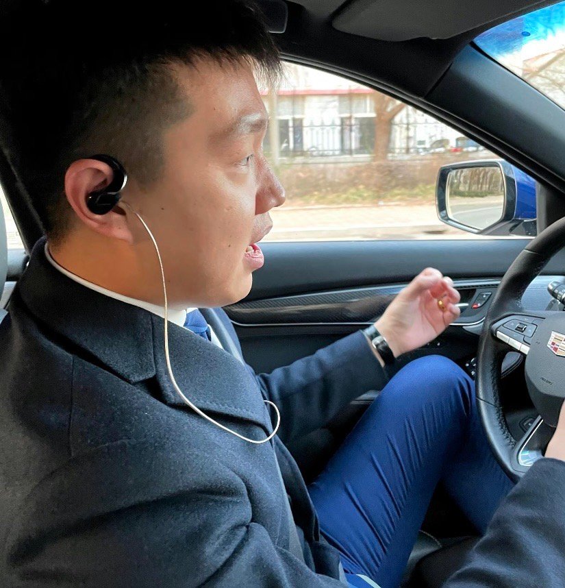 姿态这个是真离谱，分不清是本人还是给 p 小了，听说乌兹跟faker 的模仿者开