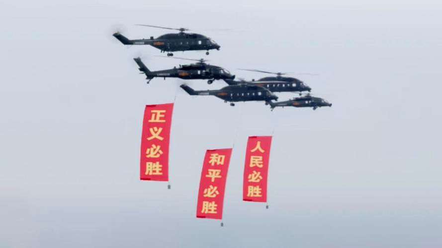 裸眼3D技术让空中护旗梯队仿佛从天际穿越而来，五星红旗在湛蓝天幕下舒展飘扬，战机