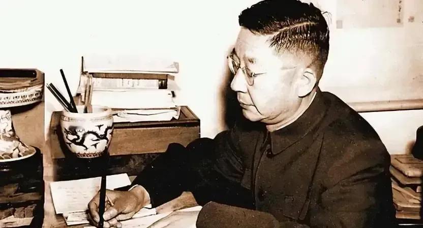 1943年，44岁的老舍搂着女友正准备睡觉，突然，敲门声响起，老舍心里一慌，连忙