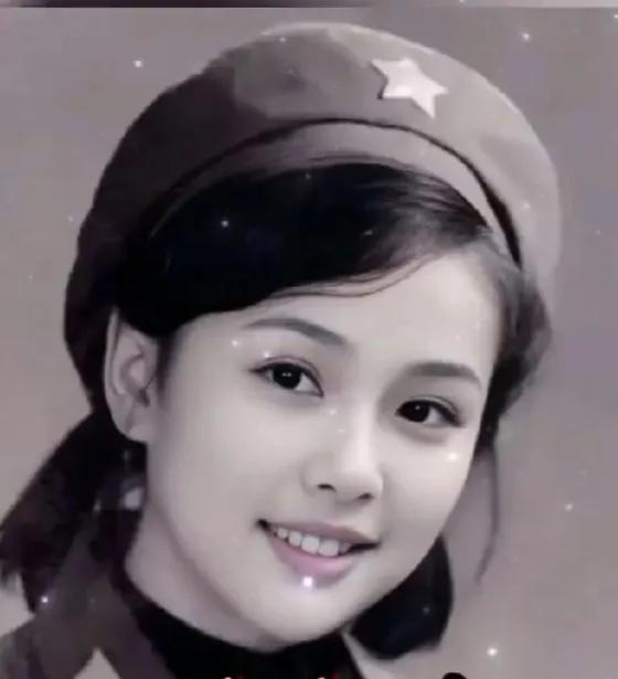 她是云南大理人，65年出生，18岁入伍，一年后随部队进入老山前线，她从话务兵转成