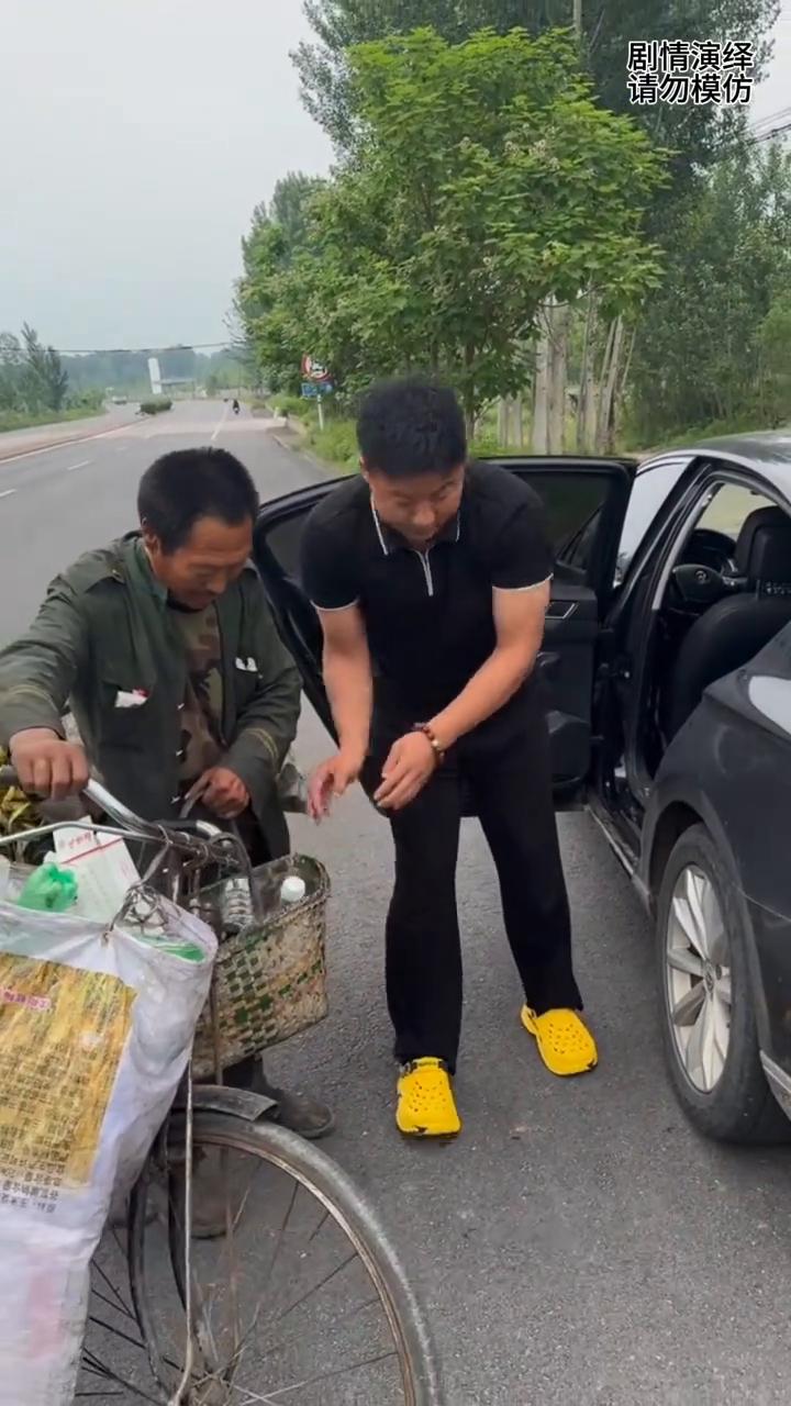 男子把车子停在路边休息会，这时路过一名捡瓶子的大叔，男子看到叫住了大叔，然后他把