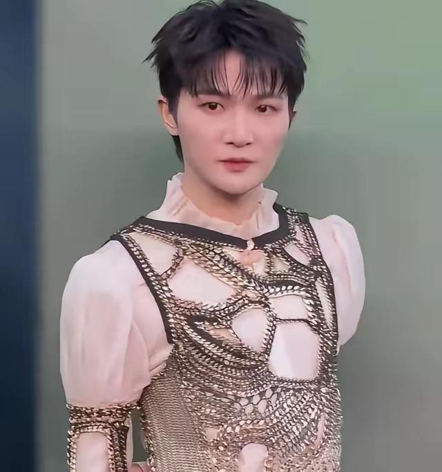 我怀疑周深被资本套路了。

看他最近的照片，浓厚的底妆，眼线、腮红、口红样样不缺