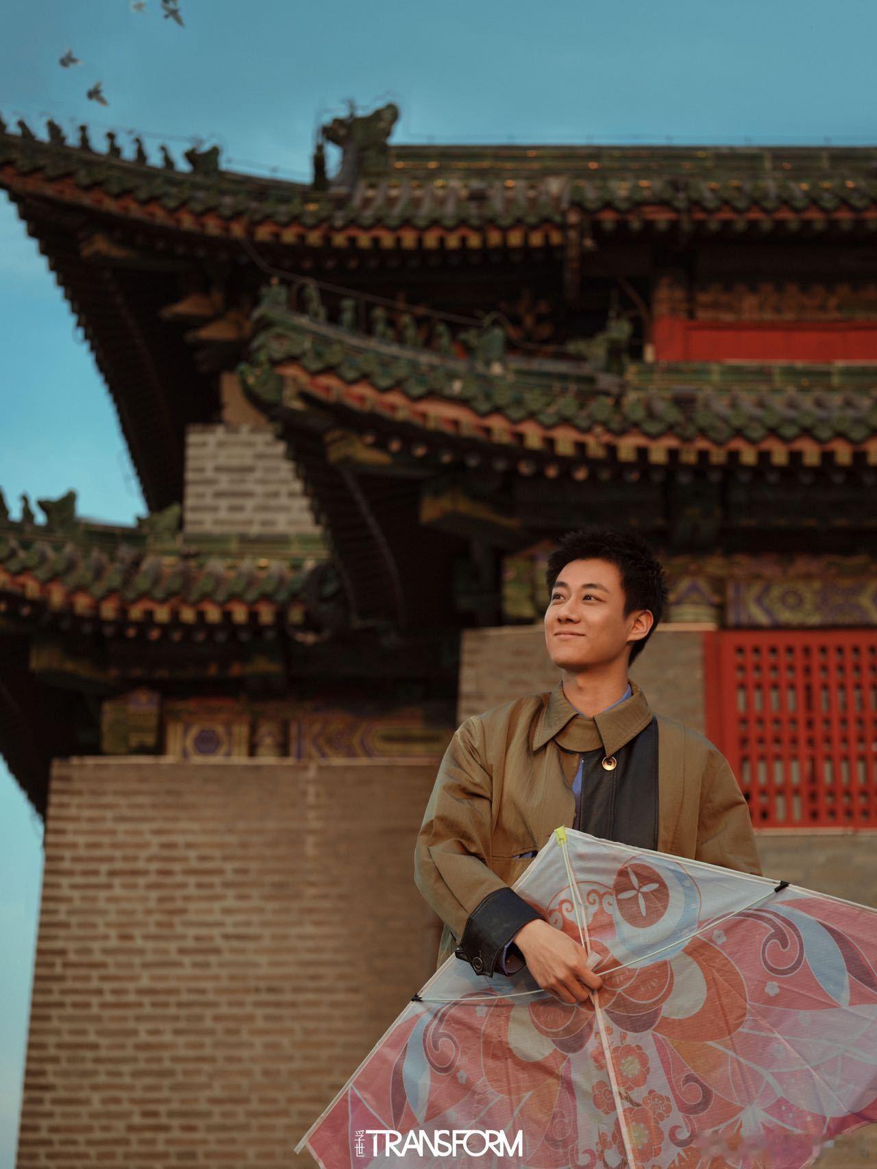 高至霆 高至霆在北京明城墙上拍杂志高至霆新中式春日感大片打卡北京明城墙，演绎孚世
