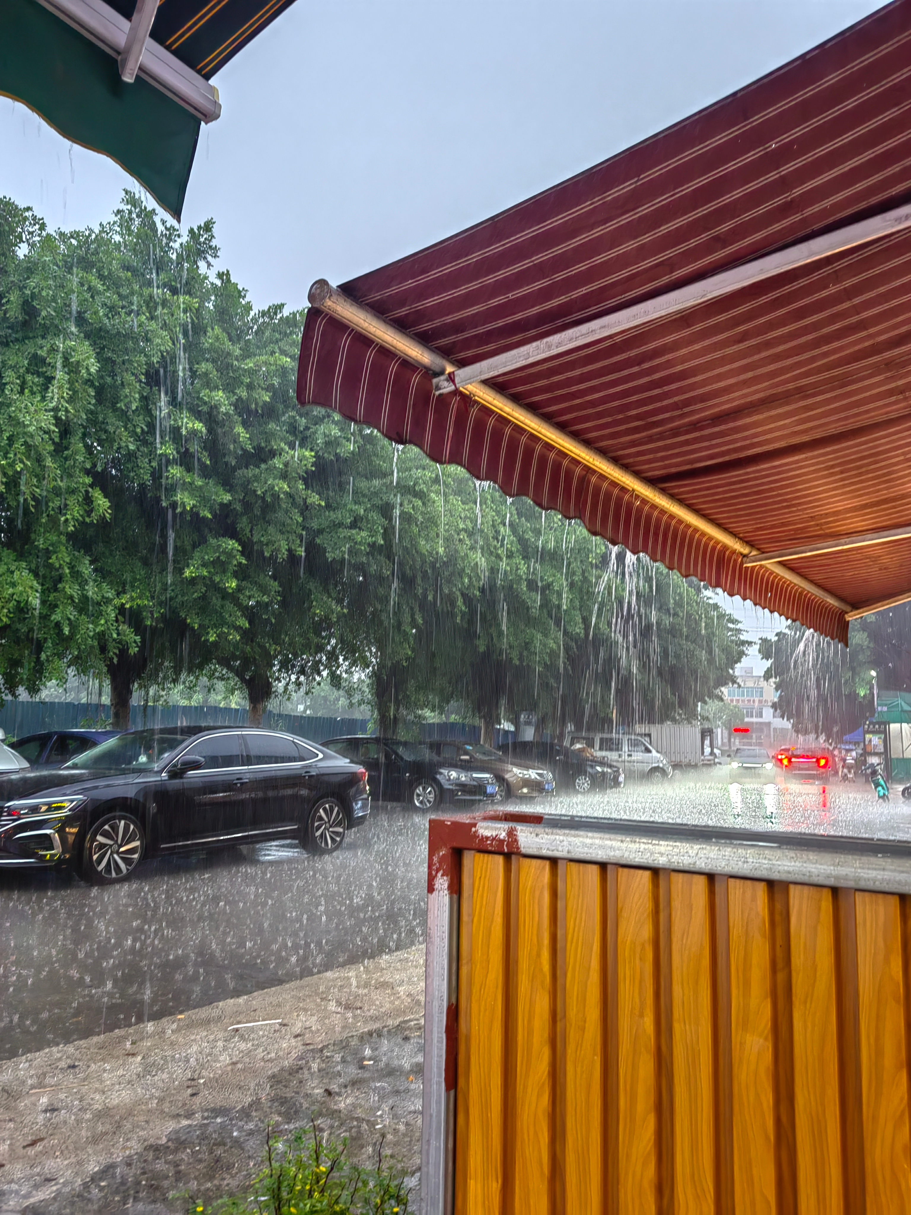 吃完出来一场大雨迎接🌧☔