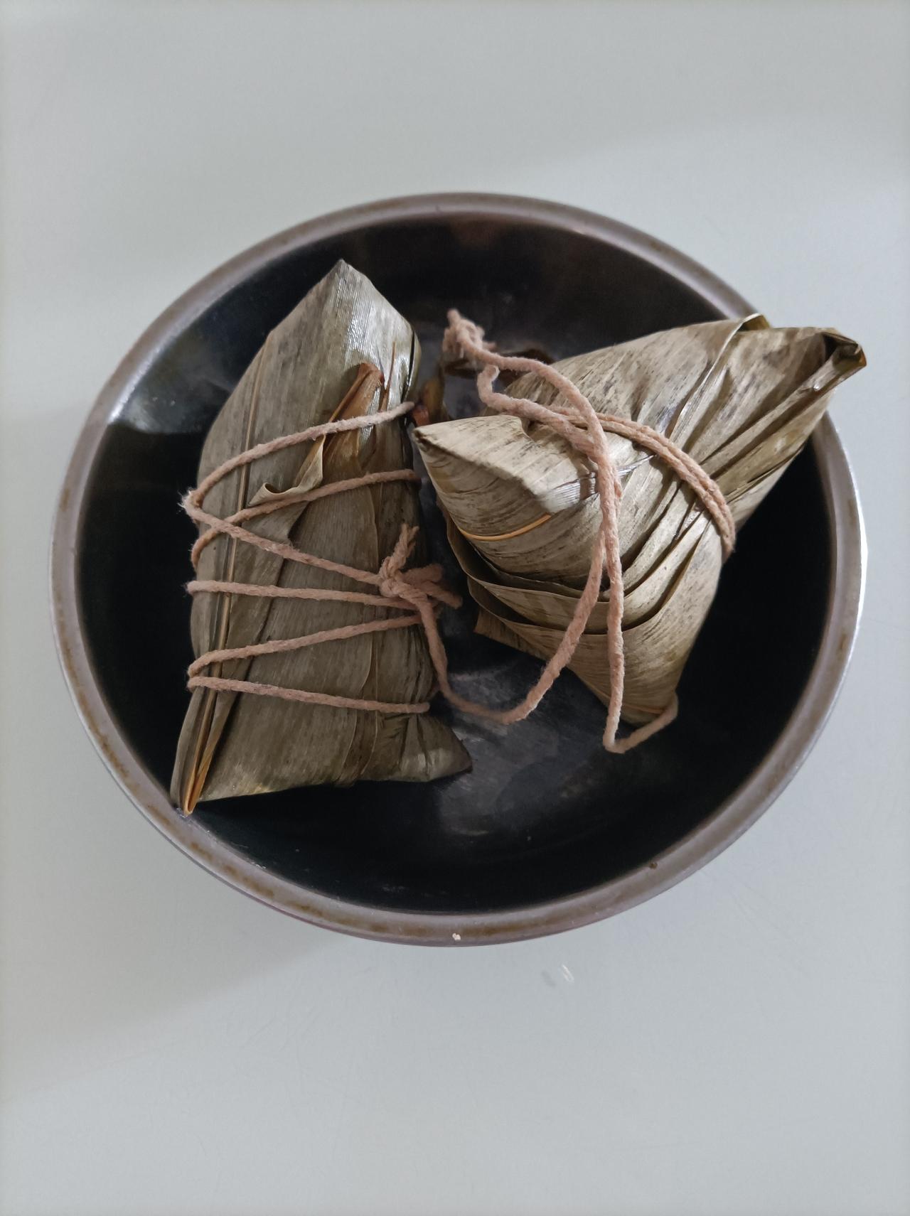 晒出我的今日美食晒一下我们的家乡美食，肉粽子，咸的，是从老家带过来的，我小女儿婆