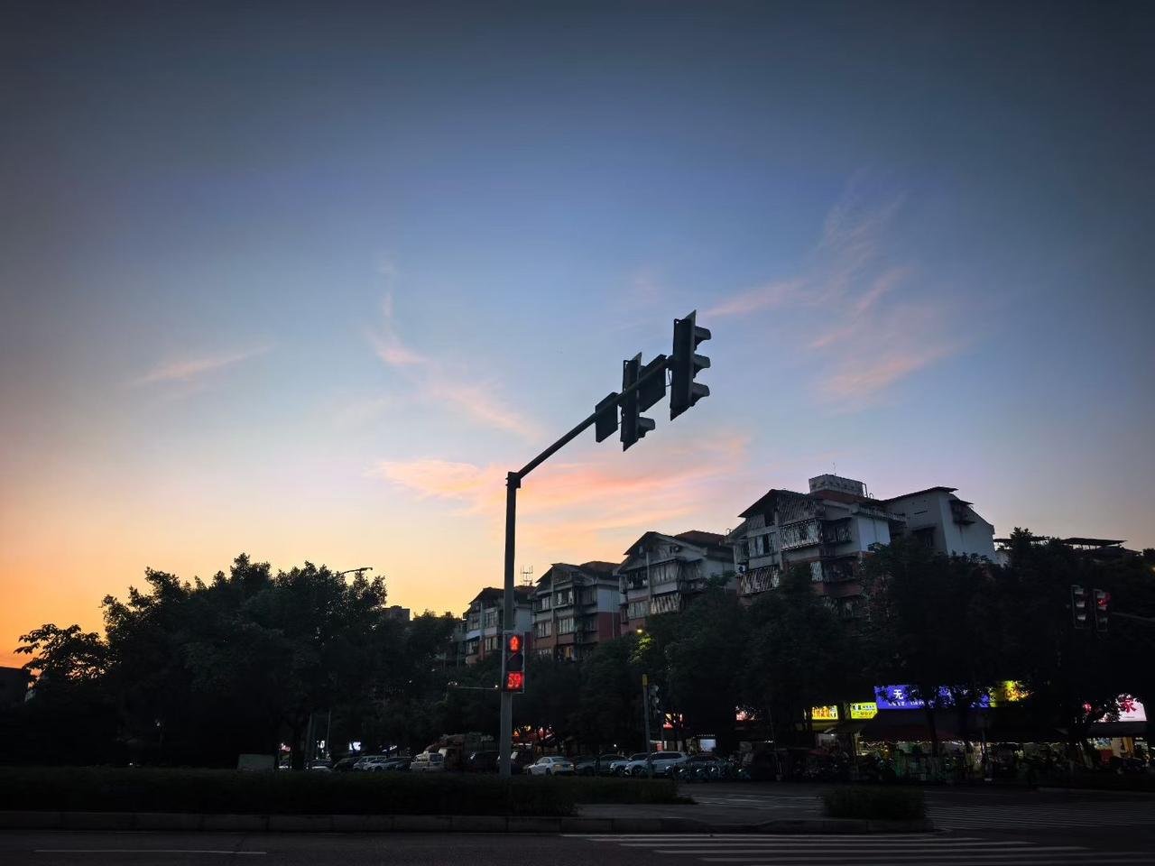 我认为做事重要。如果事情做不好，在牛的关系也没有用处。关系一定建立在能力基础上。