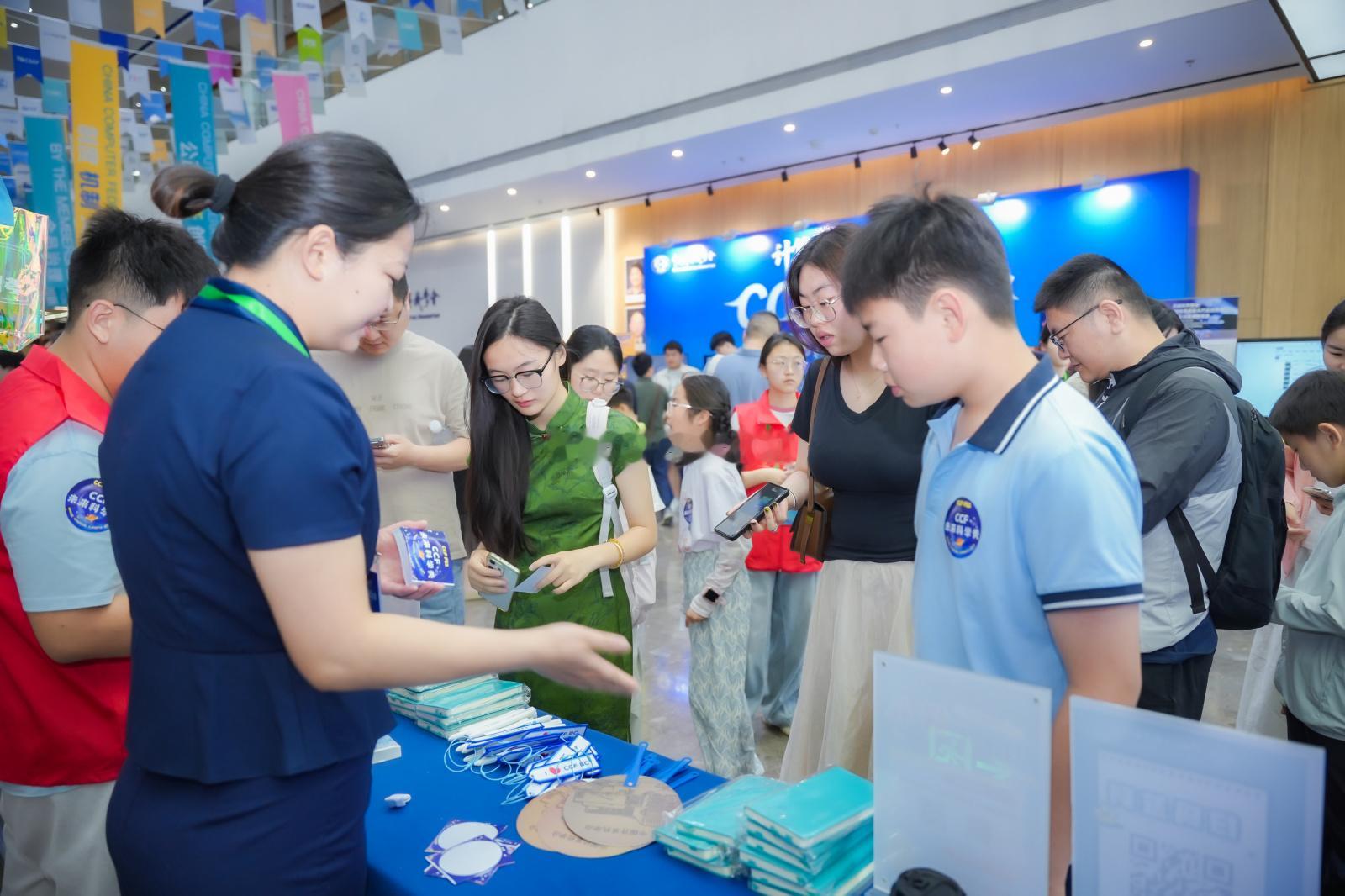 CCF科普大会 听完CCF未来科学秀收获满满，讲座把大模型算力、AI运行逻辑拆解