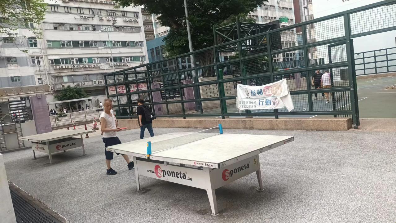大清早露天乒乓运动，盛传港人长寿是多方因素促成。日常饮食，低廉虽需轮候却是较完整