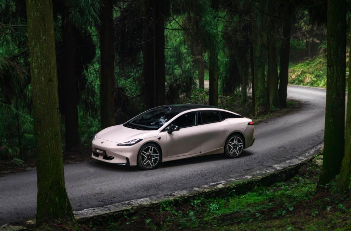 骑龙大道实测：50km/h载水劈弯 昊铂GT底盘稳定性获验证
近日，2025款昊