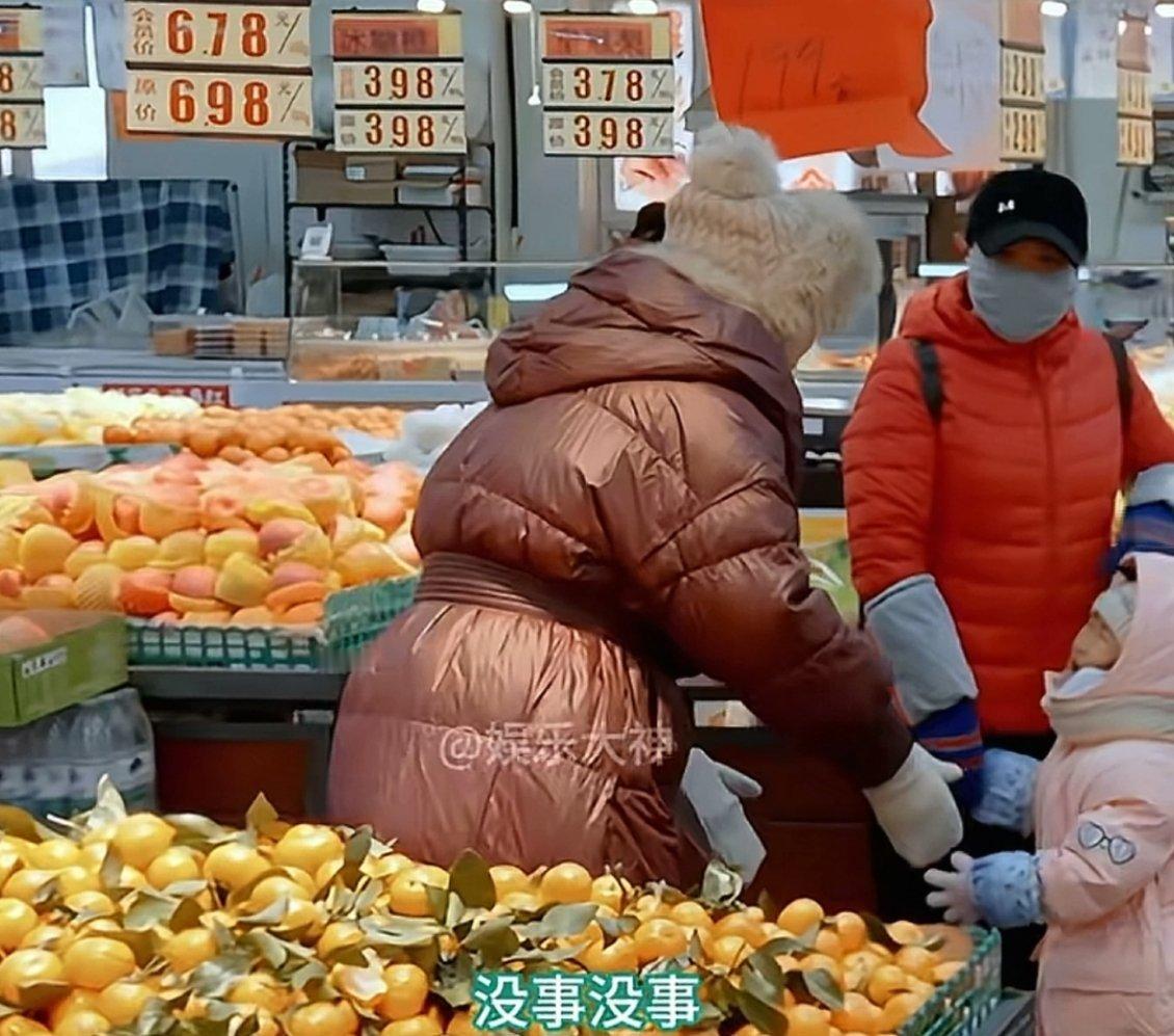 蔡明菜市场劝架阻止家长打孩子妈呀，这才是真正意义上综艺节目，不是摆拍，蔡明老师阻