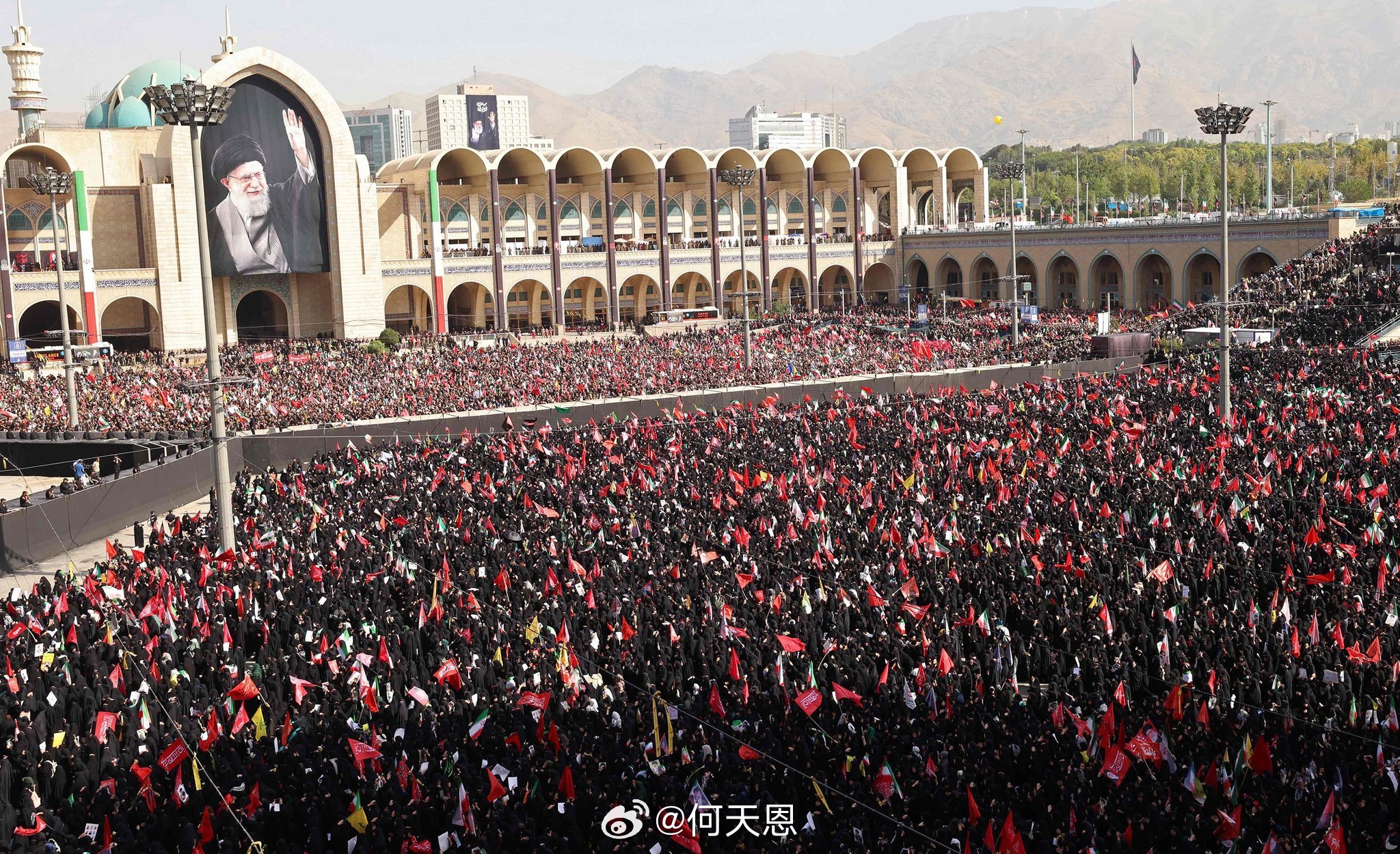 来自世界各地五湖四海的人们齐聚德黑兰，向伊朗已故最高领袖阿亚图拉·阿里·哈梅内伊