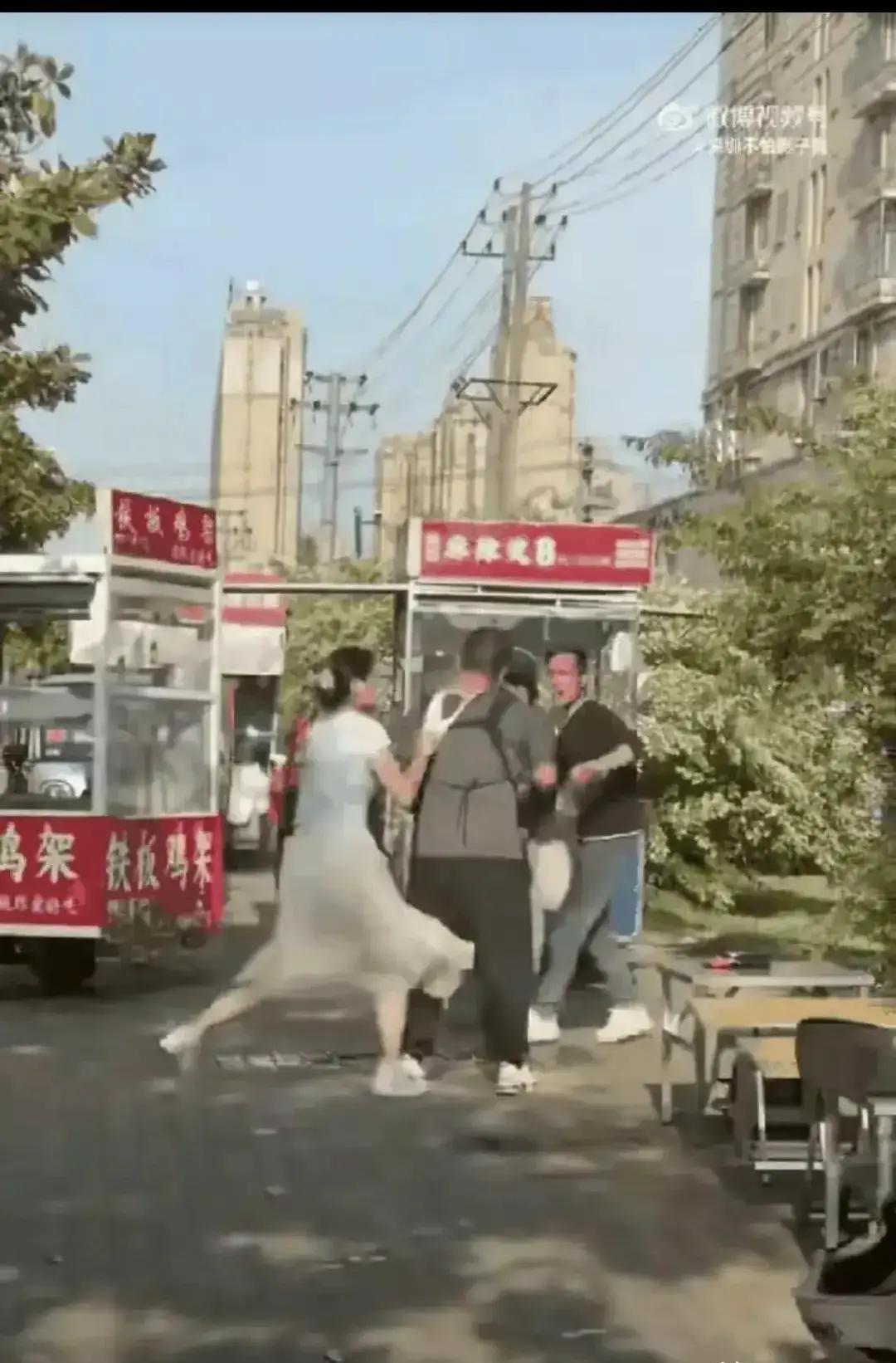 俩摊主吵架，女人脱内裤套男人脖子上，
在一个夜市上，相邻的两个摊位，一个是做麻辣
