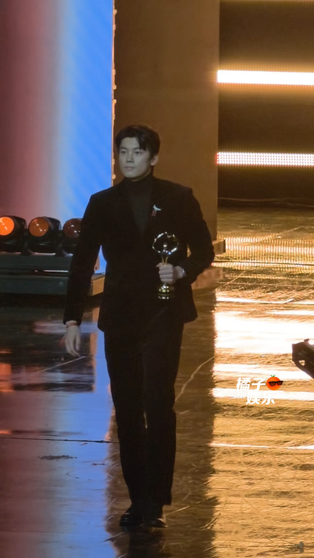 一个超绝比例双开门汪顺就这样走出来了微博之夜内场