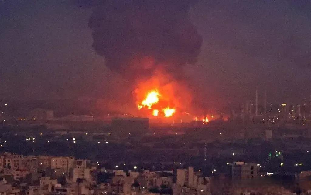 突发！6月13日，德黑兰凌晨发生剧烈爆炸！以色列导弹从天而降，城内到处浓烟滚滚！