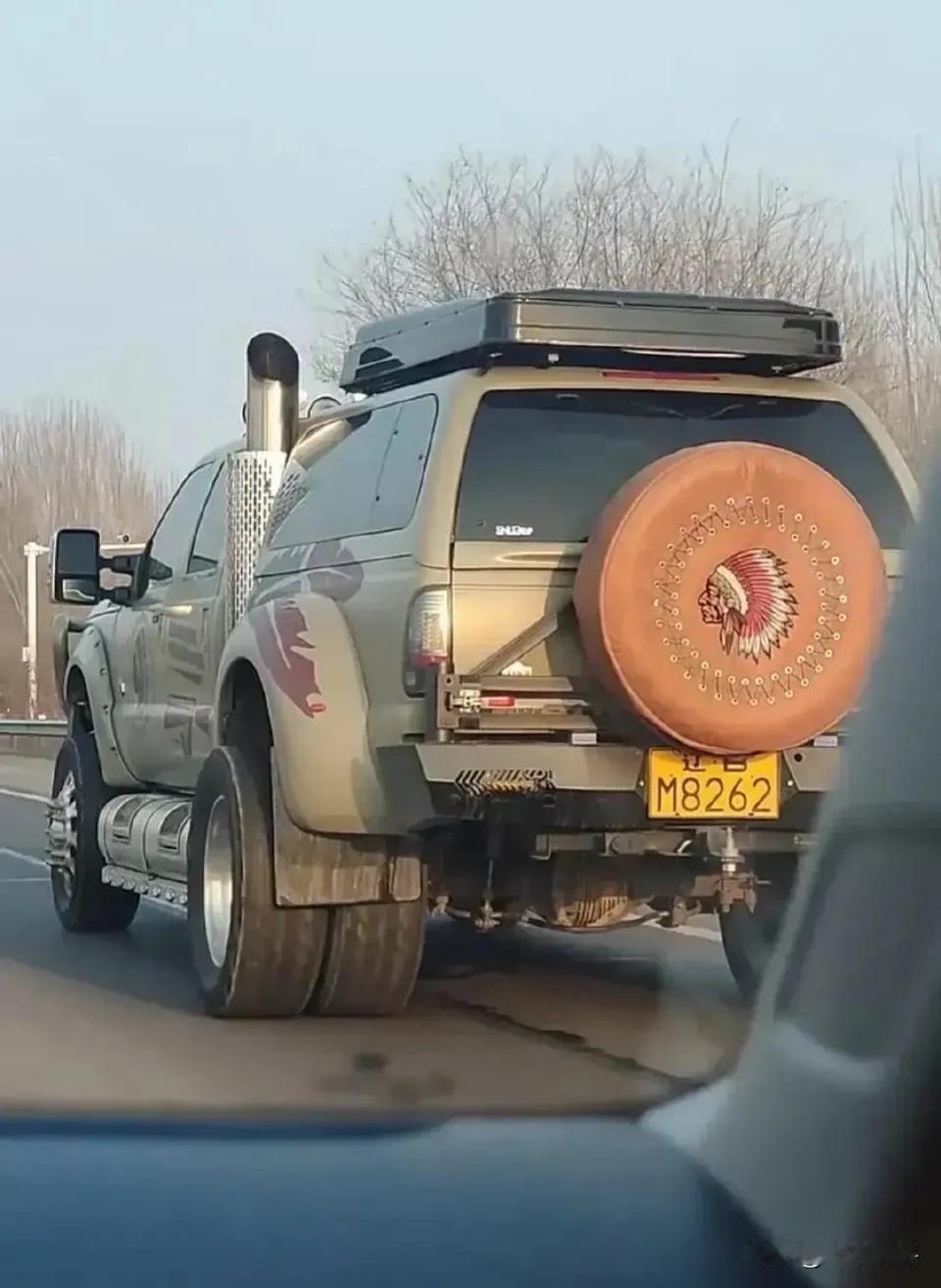 高速上看见一辆非常霸道的车，竟然8个车轱辘，这车确实牛掰，估计百公里10个油不够