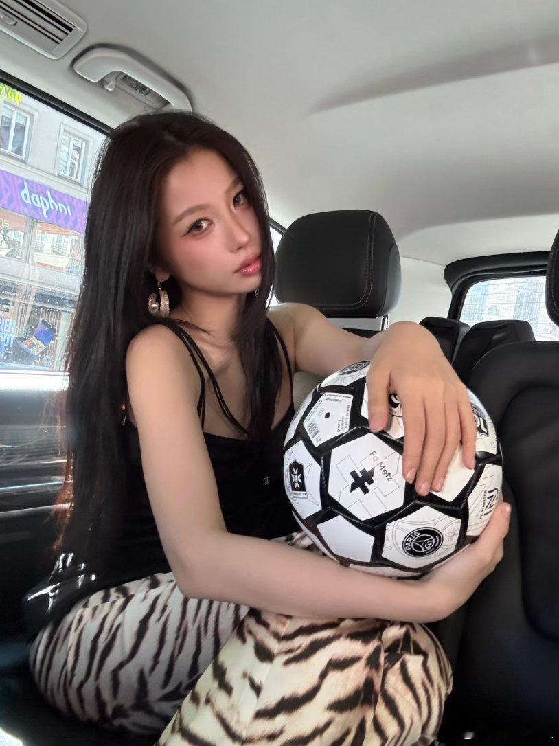 虞书欣化黑银眼妆虞书欣黑银眼妆好辣 虞书欣化黑银眼妆，足球宝贝 