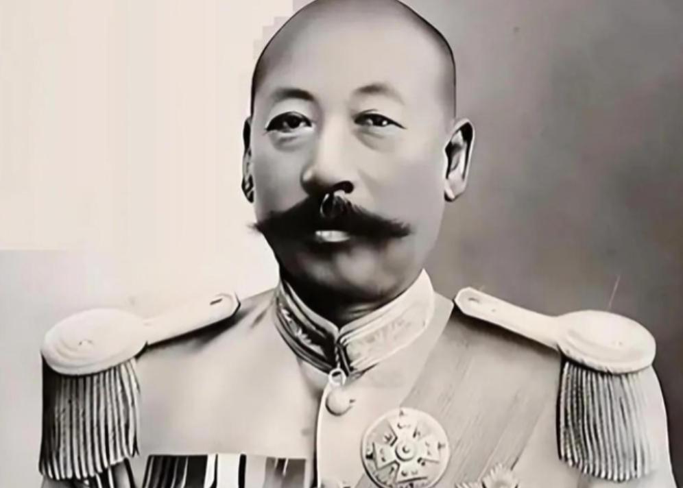 1912年，50岁的曹锟迎娶20岁的富家千金陈寒蕊。新婚夜，曹锟倒头就呼呼大睡。