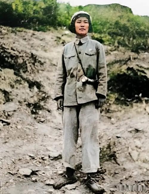 🍁“上阵父女兵”，戴安澜将军的女儿戴藩篱，在抗美援朝前线留影，当时她年仅十五六