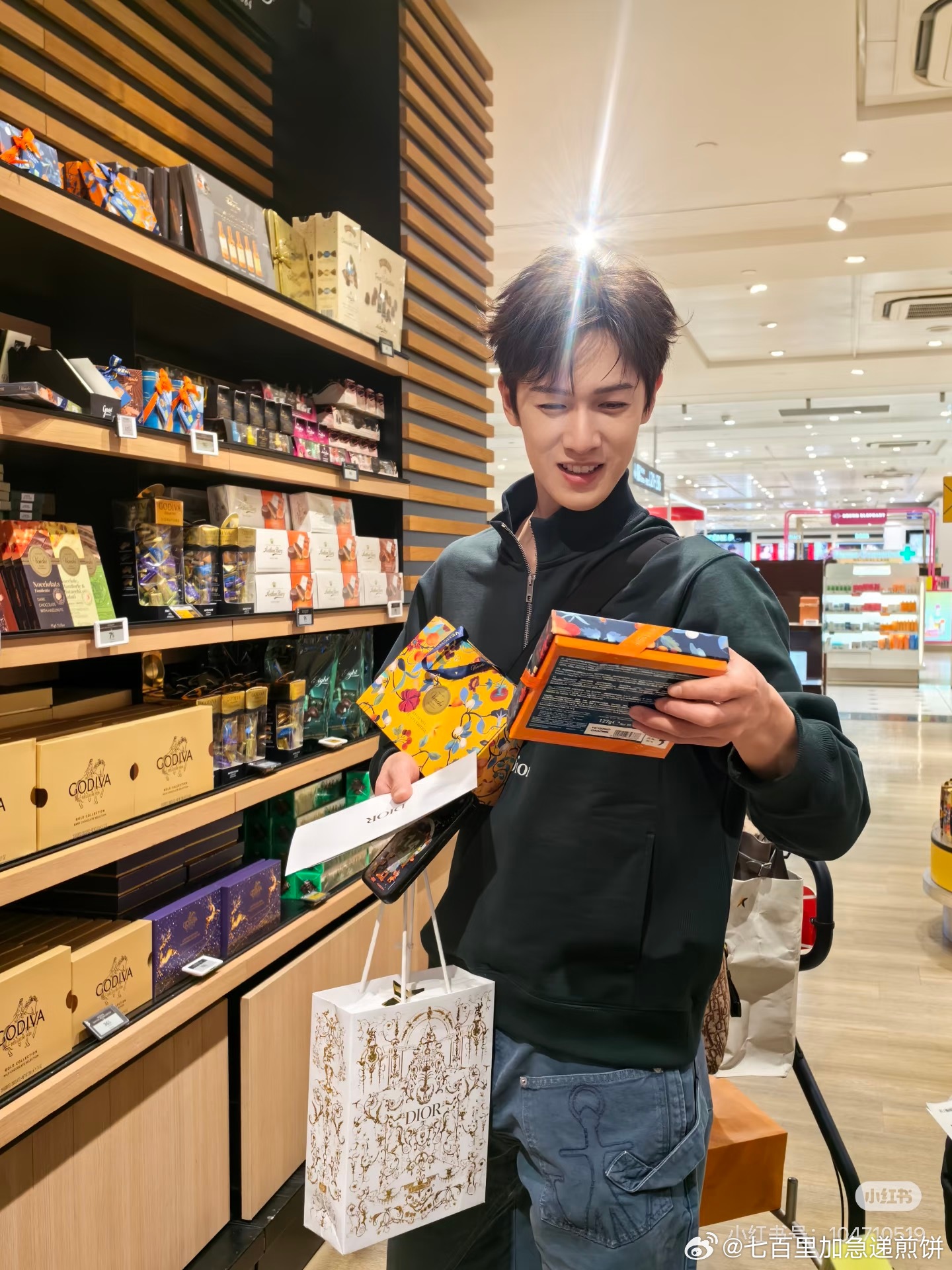 这个李昀锐就是人这么好（他长了一张脾气很好的脸，路人也要抓他帮忙哈哈哈哈哈 