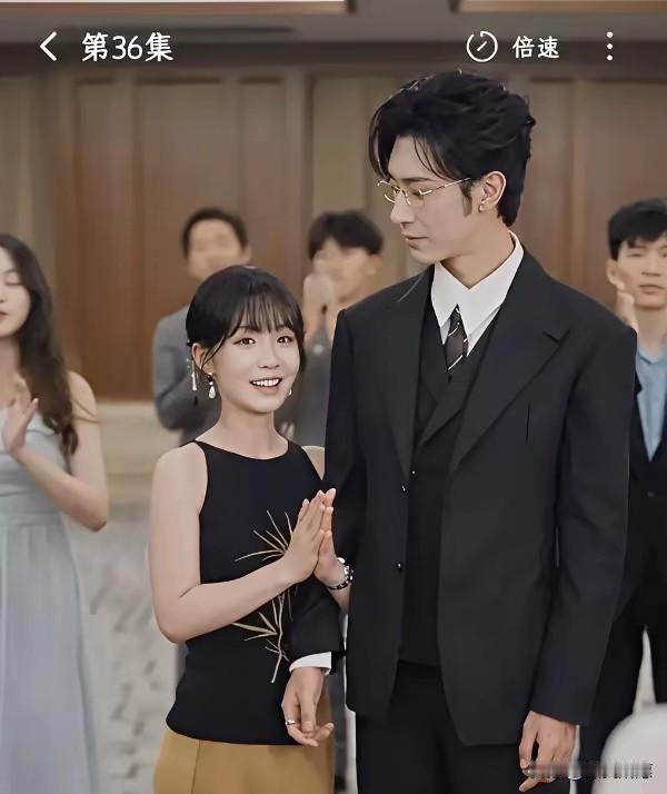 所谓“最萌身高差”，
在短剧里咋就成了“最假互动差”？
现实中情侣身高差太大，拥