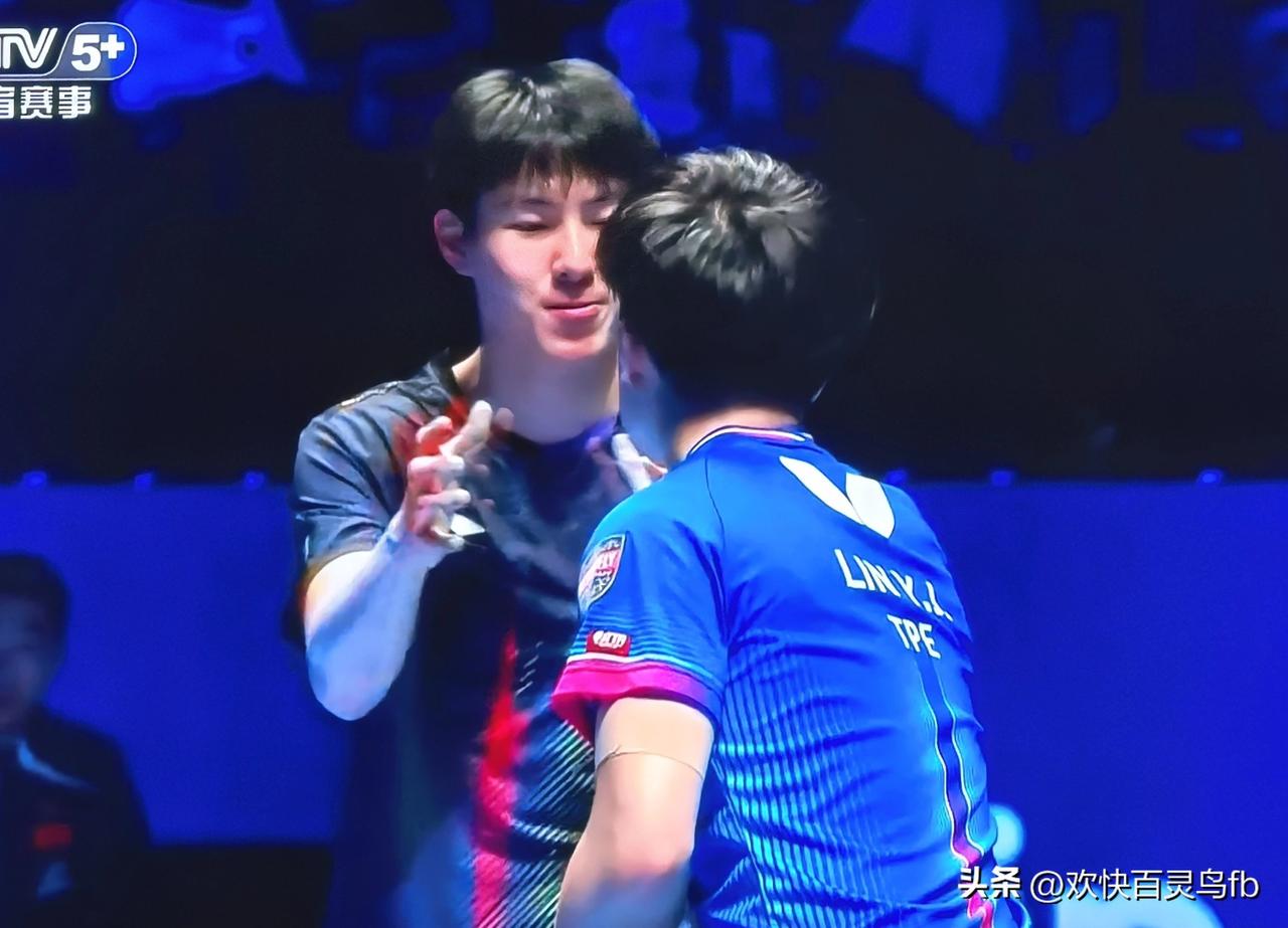 温瑞博虽然1:4输给林昀儒，却逼得他发球连续六次擦网，我更加确信，温瑞博绝对是王