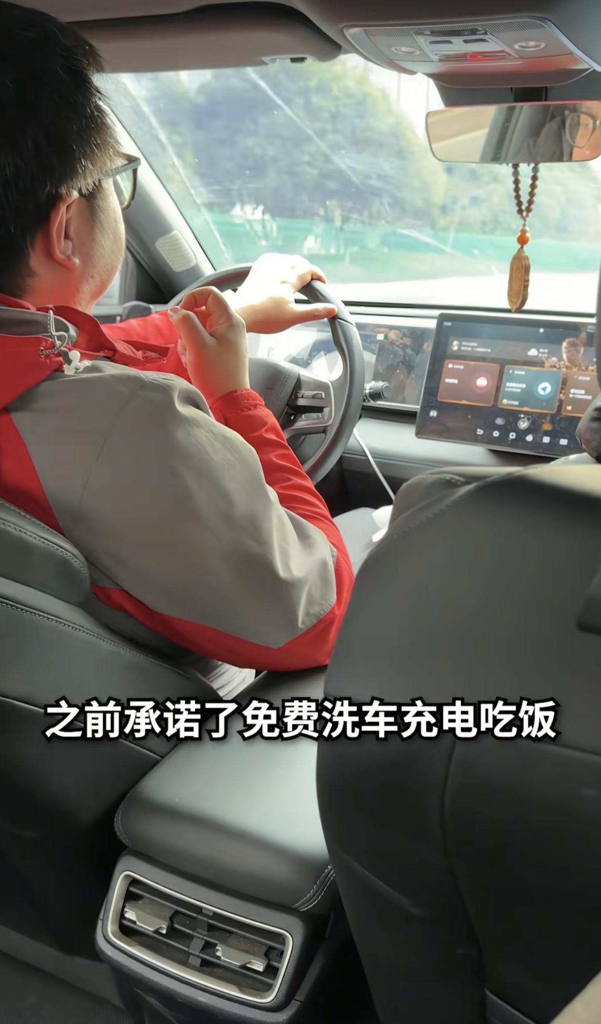 这位庞先生可真是个人才啊！一年去4S店蹭饭260次还要带饭盒打包带走，免费充电还