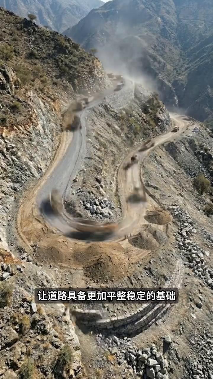原来乡村土路是这样修建而成的。
·推土机先清理地表，推出道路的整体轮廓，再将坑洼